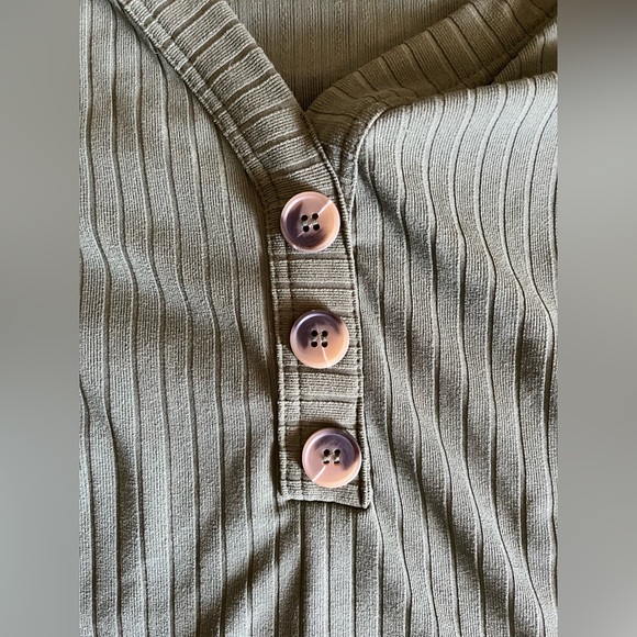 Olive green semi crop top with low cut - Picture 5 of 6